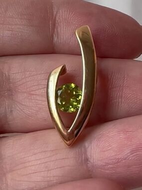 14 K Gold Peridot Pendant.